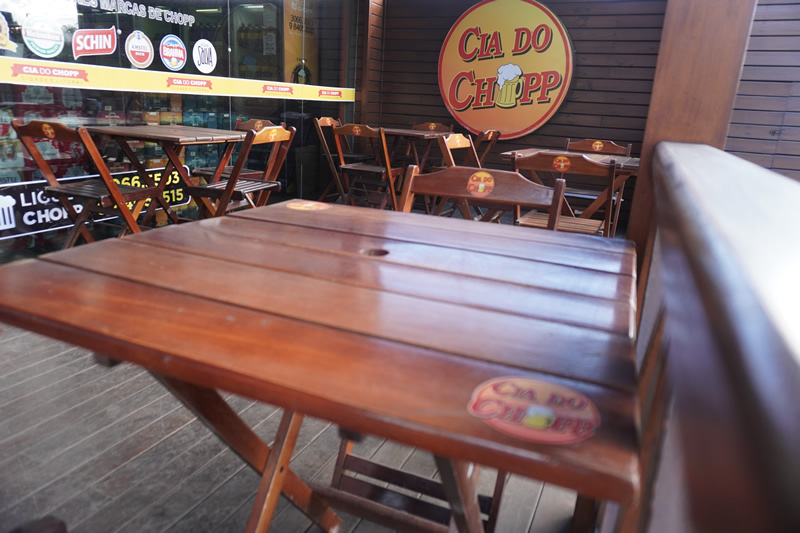 &Aacute;rea externa com mesas