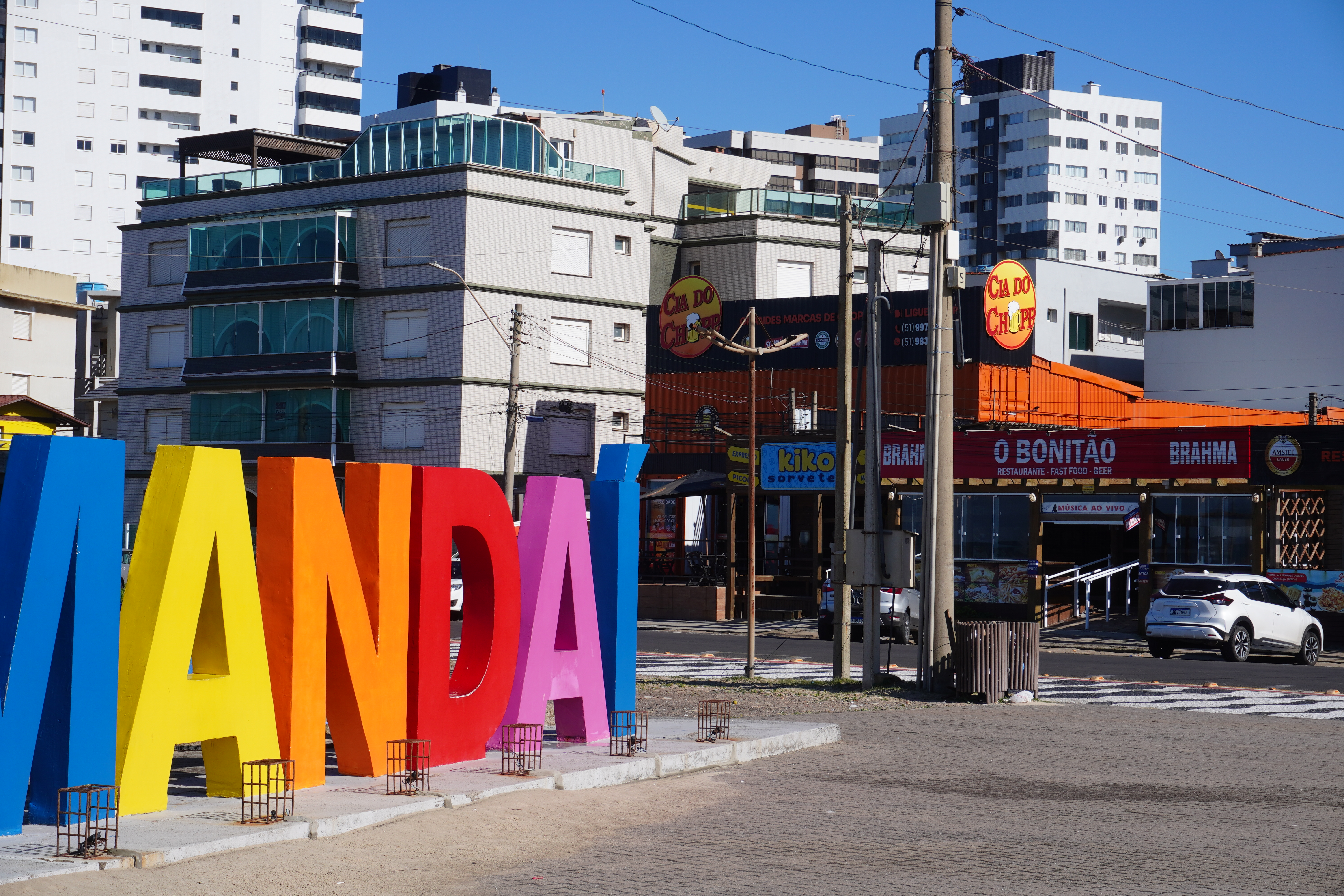 &Aacute;rea externa com mesas