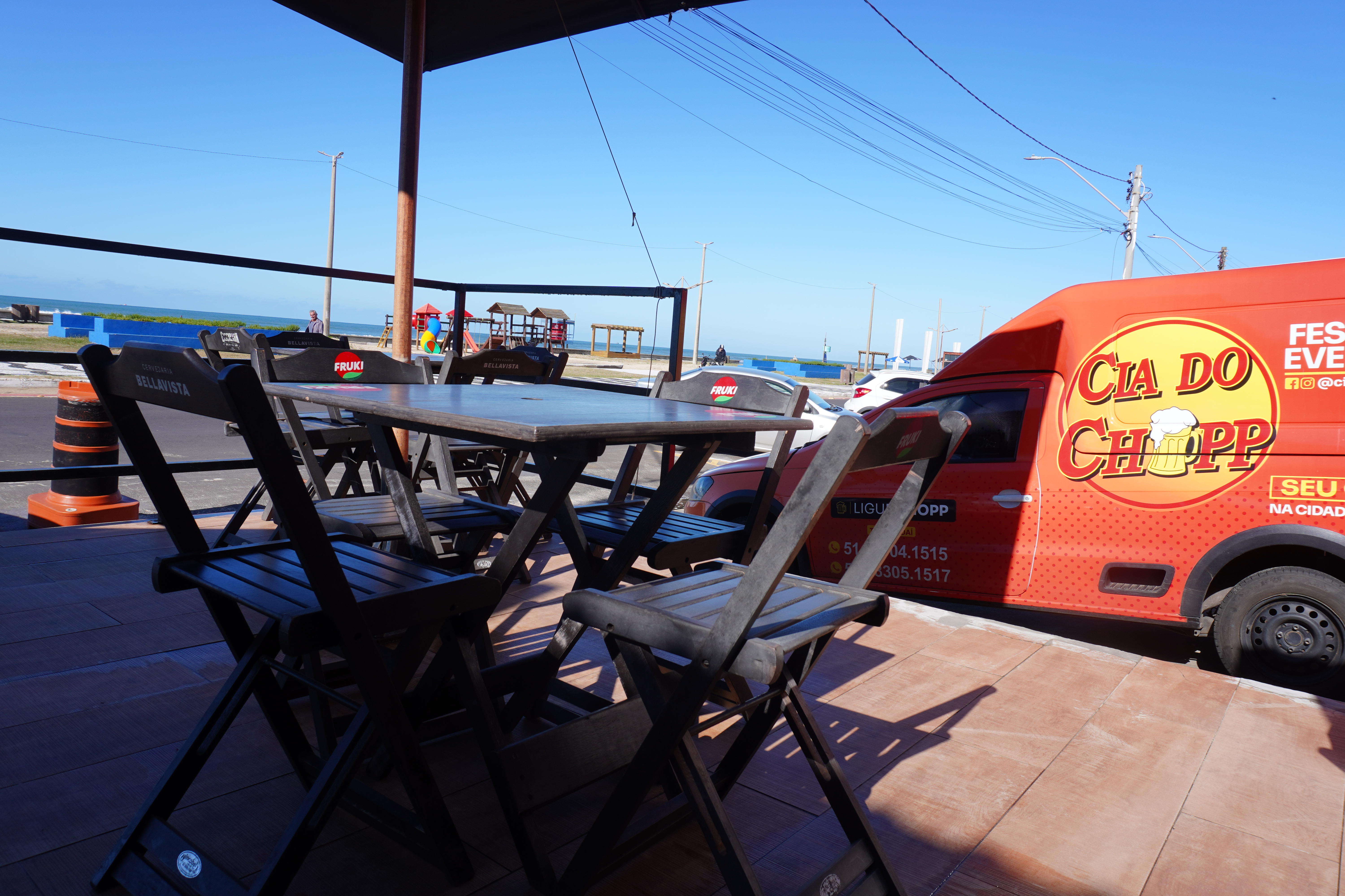 &Aacute;rea externa com mesas