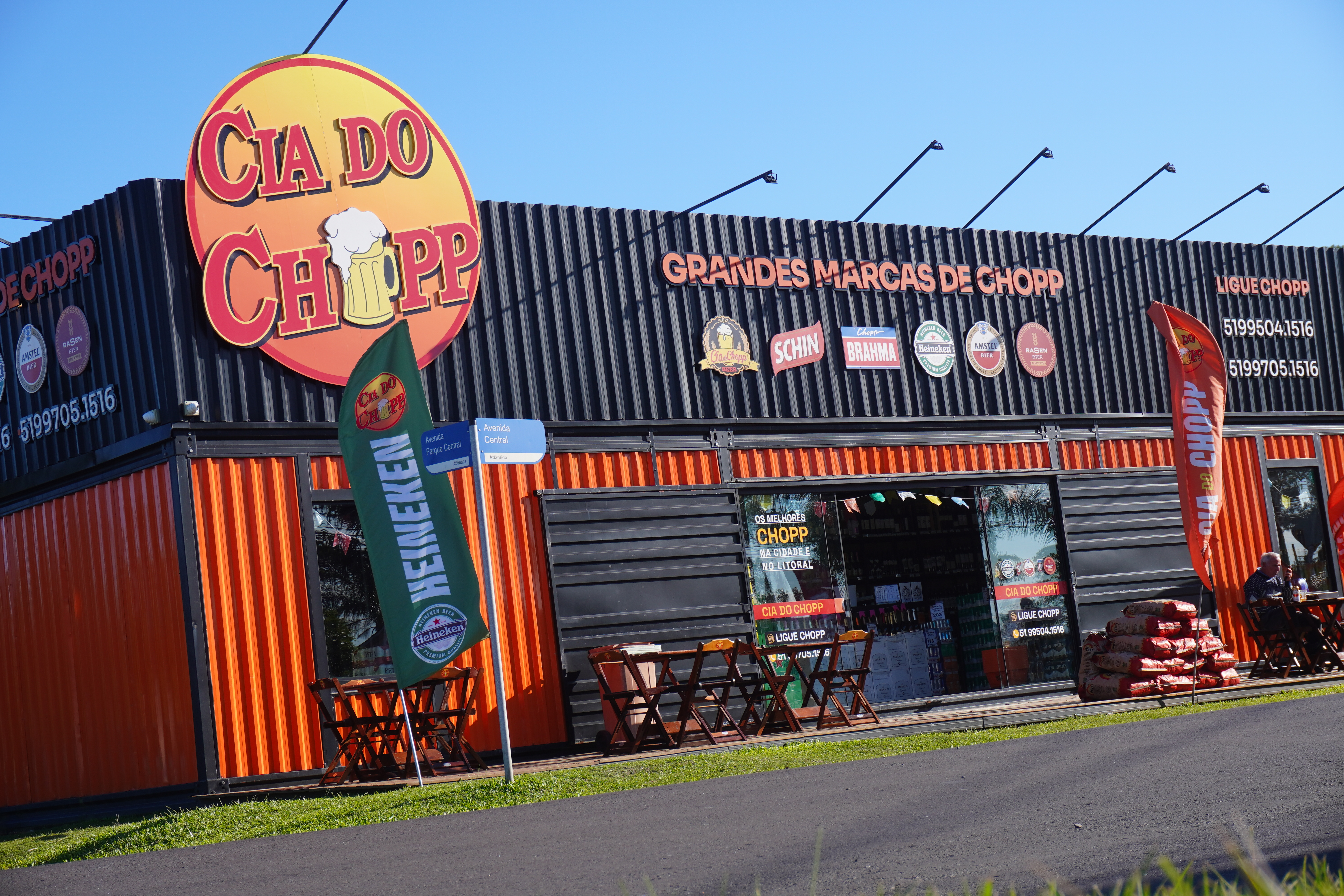 &Aacute;rea externa com mesas