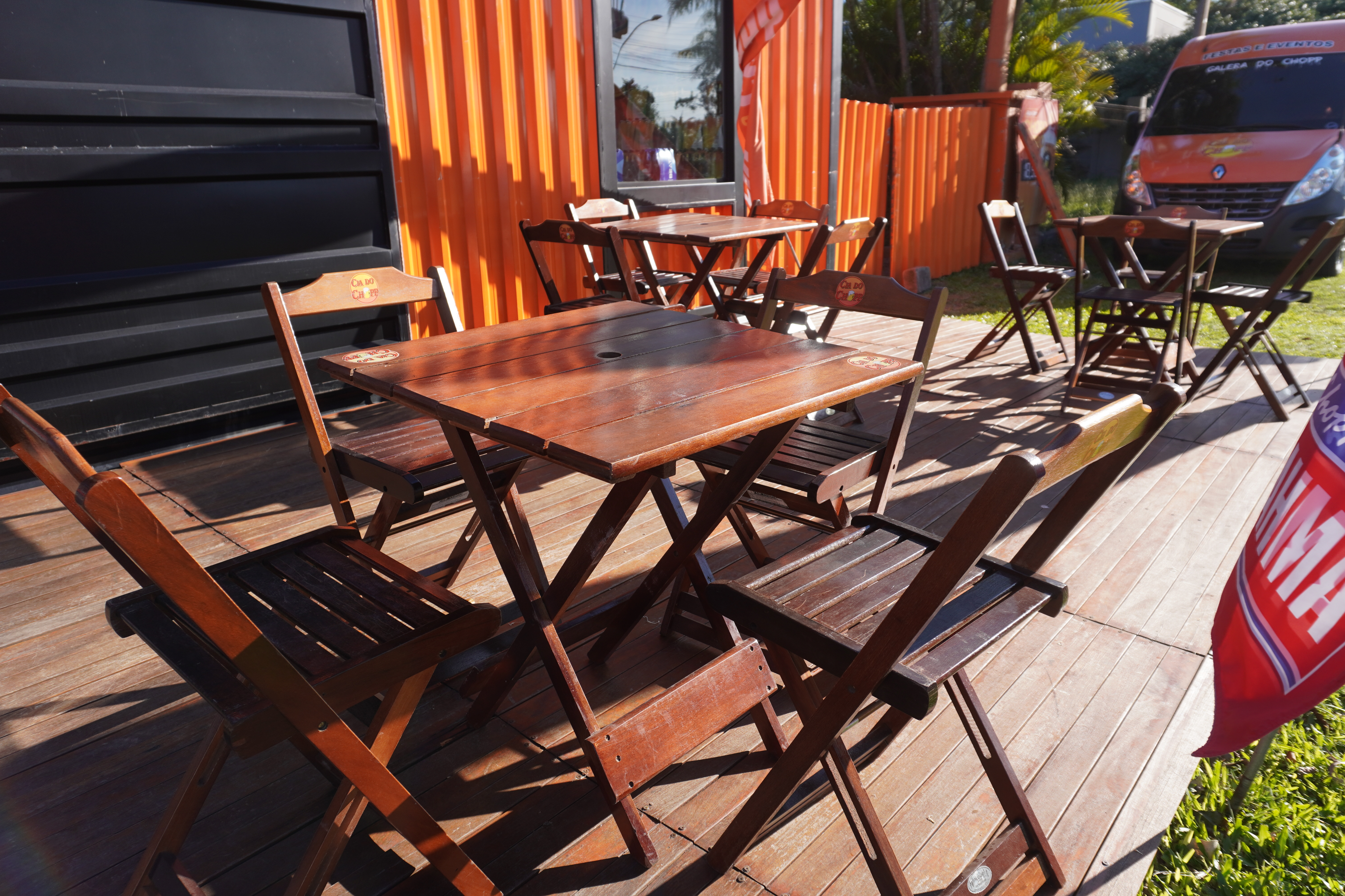 &Aacute;rea externa com mesas